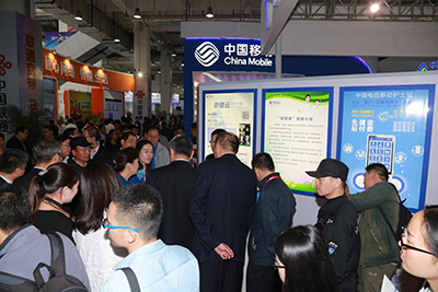 天坦移動(dòng)醫(yī)、護(hù)亮相信博會(huì)，展臺(tái)前人頭攢動(dòng)